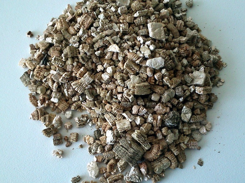 Quel est l’intérêt de la vermiculite pour des travaux de rénovation ? (Avantages, inconvénients, utilisations, prix)