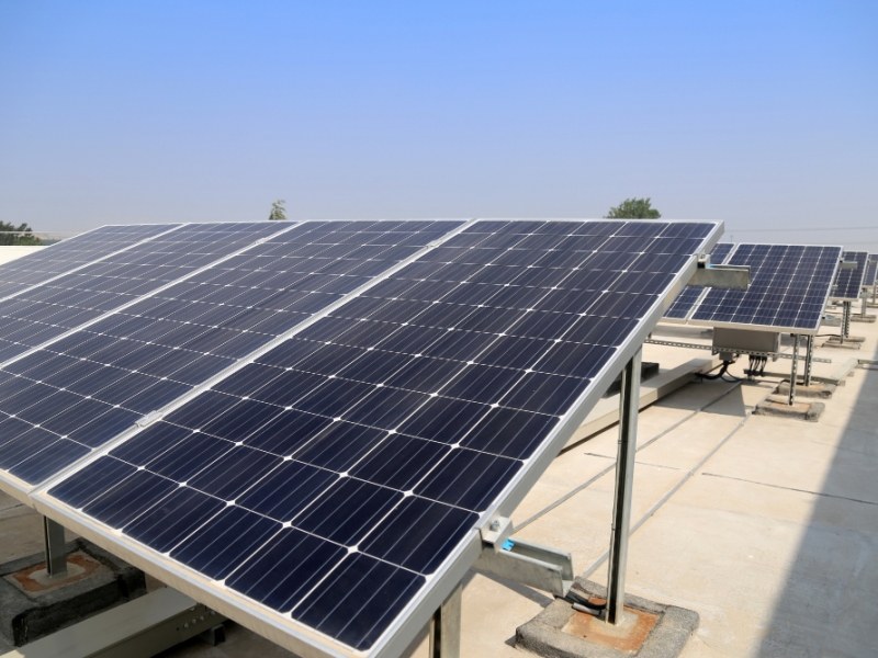Peut-on installer des panneaux solaires sur une toiture plate ?
