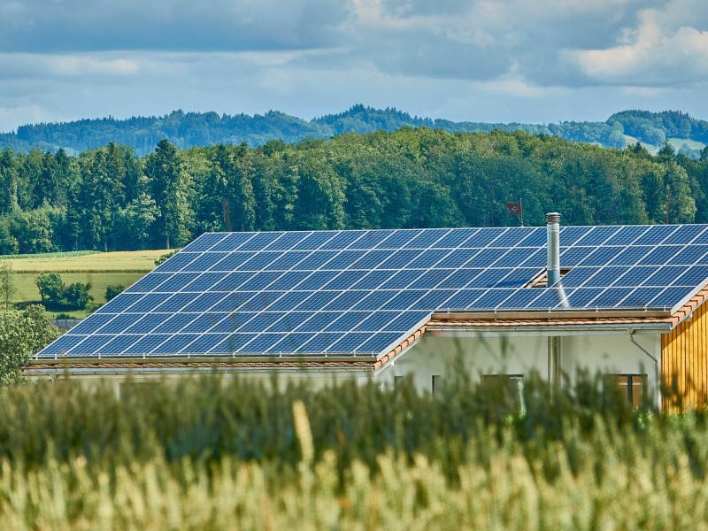 Installer un hangar photovoltaïque sur son exploitation agricole : les avantages